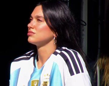 Dua Lipa en La Bombonera para ver el Superclásico y con camiseta especial