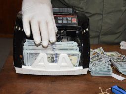 Dos hombres llevaban más de medio millón de dólares oculto en una camioneta