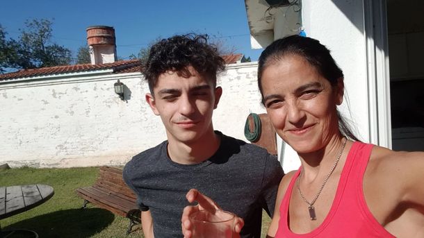 Valentino Blas Correa con su madre
