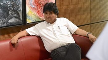 Evo Morales espera en el aeropuerto de Viena Evo Morales espera en el aeropuerto de Viena