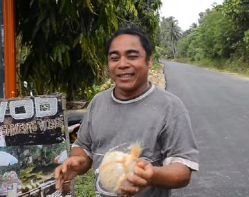 VIDEO: Un hombre mostró cómo se puede pelar un coco sin un cuchillo