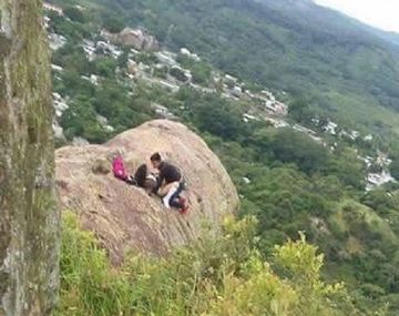 Una pareja tuvo sexo sobre una roca en El Salvador.