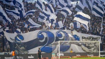 tras la eliminacion en copa argentina, barras amenazaron al presidente de gimnasia: huevo o plomo