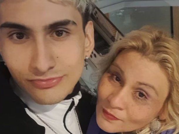 Leandro Agustín Imbrogiano junto a su madre María Roxana Imbrogiano