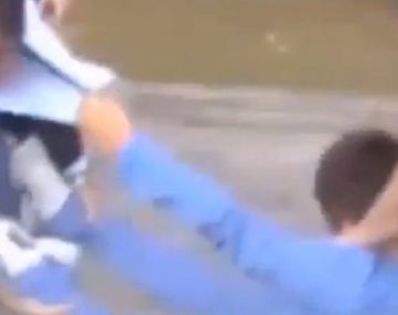 Violento trato de la Policía a un nene para subirlo al patrullero