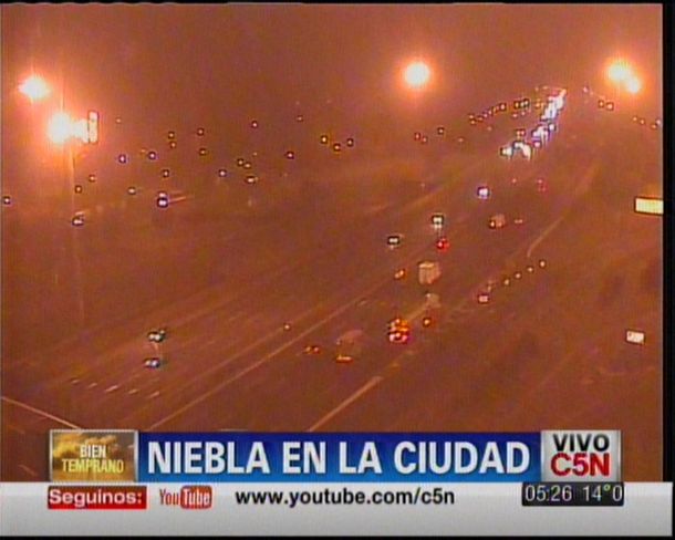 Una mañana con densa niebla en la ciudad de Buenos Aires