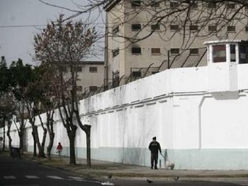 Preso ofrece cortarse las piernas 