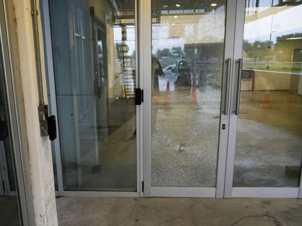 Balearon la sede de la Policía Comunitaria en Rosario: Les gusta pegar a los pibes