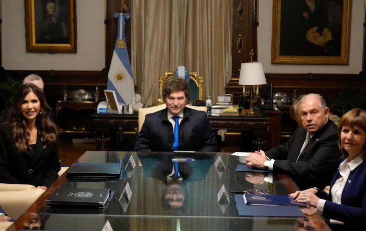 El Gobierno desmintió que esté en pausa el plan para que no se necesite visa para ir a Estados Unidos