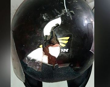 Le rompen el casco y casi le parten la cabeza de ladrillazo