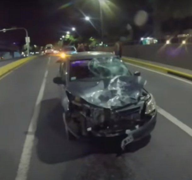 Auto se metió en contramano al túnel de Libertador y embistió a un delivery