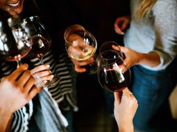 Nuevas restricciones de reunión en Inglaterra por el coronavirus podrían seguir hasta Navidad