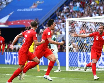 Maguire festeja ante la mirada del capitán Kane
