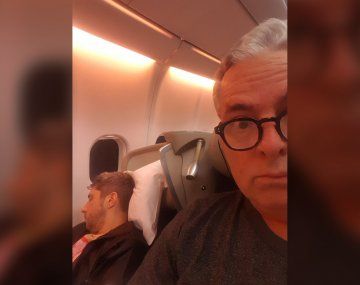 Habló el hombre que le sacó la foto a Jey Mammón en el avión: qué dijo