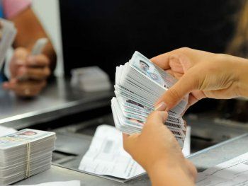El Renaper entregará 350 DNI gratis por día a los damnificados tras el temporal en Bahía Blanca