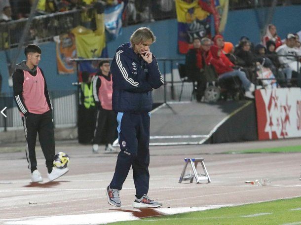 Ricardo Gareca, en la cuerda floja: todo Chile pide su salida mientras intenta resistir