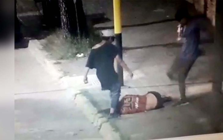 Pergamino: dos adolescentes atacaron a golpes y piedrazos a un malabarista callejero