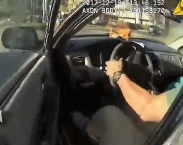 Un policía filmó en primera persona el momento en que es arrastrado por un auto
