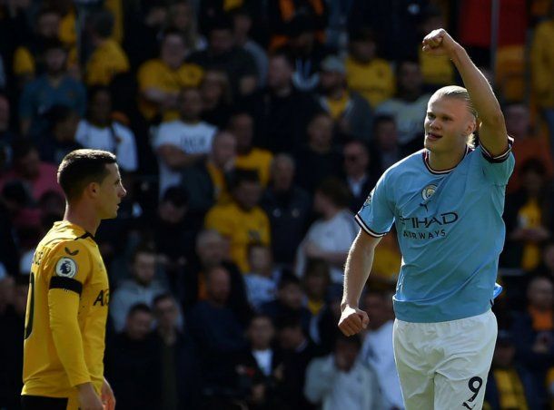 Manchester City goleó y es puntero en la Premier League