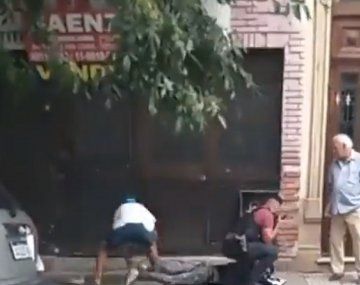 El video viral del robo a un ladrón mientras es detenido por un policía de la Ciudad