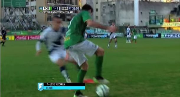A lo Riquelme: el espectacular caño de un jugador de Ferro