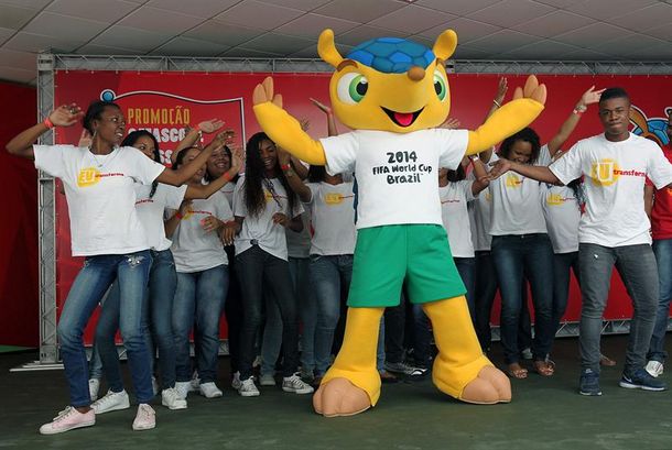 La mascota del próximo mundial ya mostró sus dotes de baile