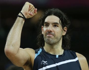 Scola le cedió a Crismanich la bandera argentina para el cierre