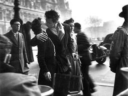 El-beso-en-la-place-de-ho-g