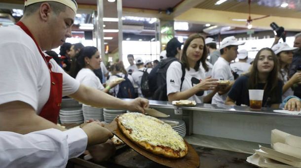 El imperio de la pizza fue clausurado por cucarachas