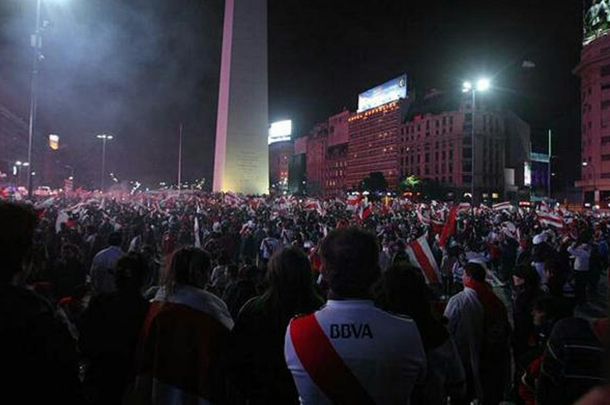 Ni siquiera la lluvia pudo empañar el festejo de River en el Obelisco
