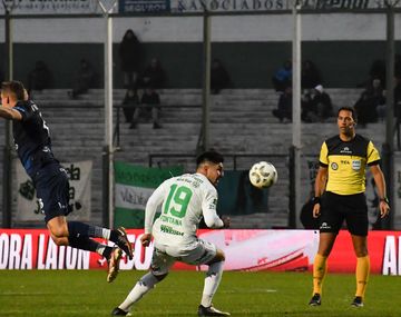 Independiente Rivadavia le ganó 1-0 a Sarmiento y llegó a lo más alto
