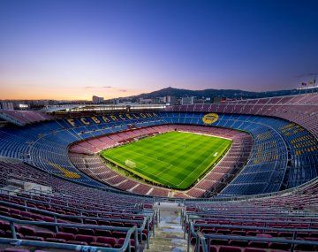 Barcelona vende a socios e hinchas partes del viejo estadio Camp Nou