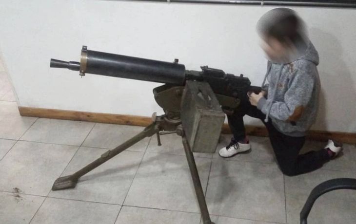 Polémica: un jefe del Servicio Penitenciario que publicó fotos de sus hijos con armas