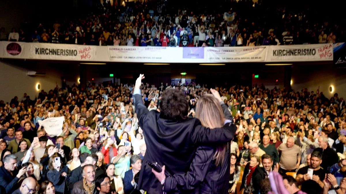 Javier Milei reapareció en pleno escándalo: minuto a minuto del acto en Junín