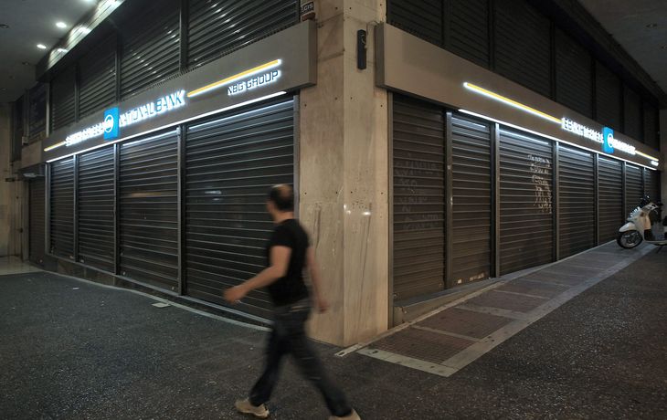 Grecia comienza la semana con bancos abiertos y un marcado aumento del IVA