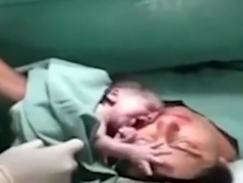 El video del bebé que no quiere separarse de su madre conmueve a la red