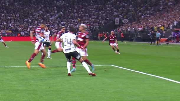 Polémica en Brasil: golazo de Flamengo pero, ¿hubo mano en la previa?