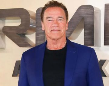 Arnold Schwarzenegger le puso una particular funda a su nuevo celular y se viralizó