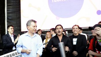 Macri cantó y bailó cumbia en Tecnópolis Macri cantó y bailó cumbia en Tecnópolis