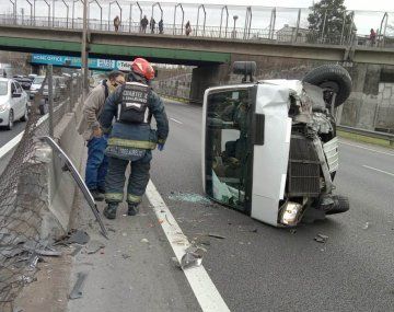 Impresionante choque múltiple y vuelco en avenida General Paz