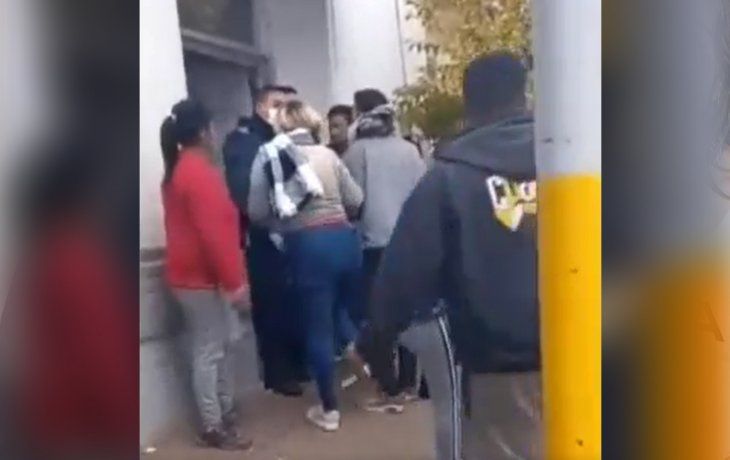 Llegó muerto al hospital y sus familiares atacaron a los médicos