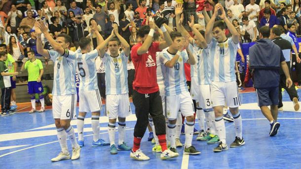 Desazón de los futbolistas argentinos tras la derrota ante Brasil