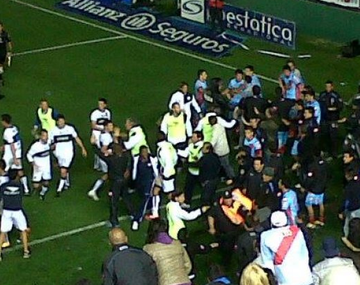 Arsenal y Gimnasia empataron en un partido con incidentes