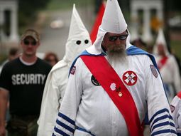 Ku Klux Klan (Foto archivo) Ku Klux Klan (Foto archivo)