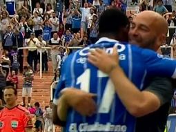 El delantero se llevó la pelota por los tres tantos El delantero se llevó la pelota por los tres tantos