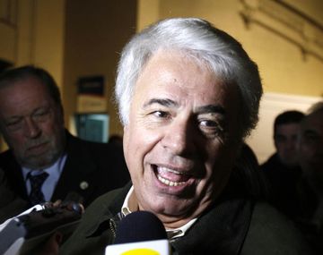 Denuncian a De la Sota por contratar un avión privado