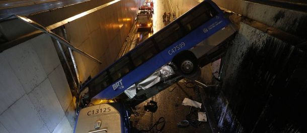 Tragedia en Río de Janeiro: un micro se cayó por un viaducto y hay 30 heridos