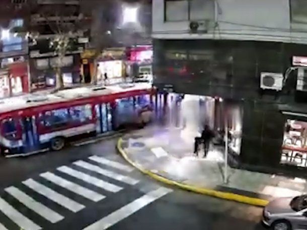 Así fue el choque del colectivo en Recoleta: una mujer se salvó de milagro