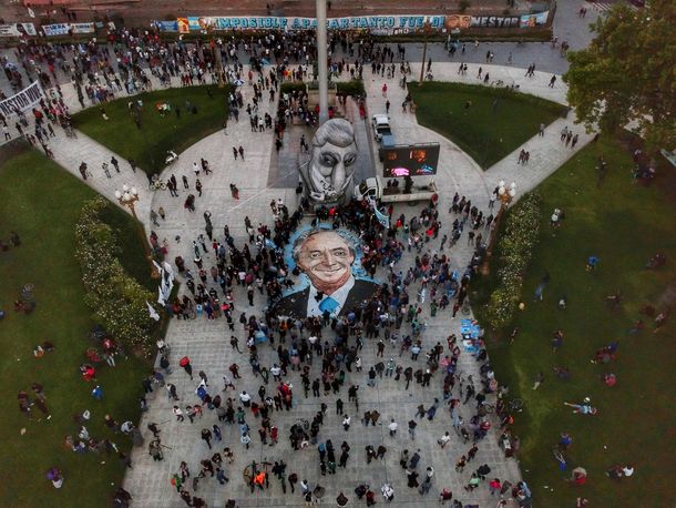 Imponente Caravana de las Mil Flores a diez años de la muerte de Néstor Kirchner