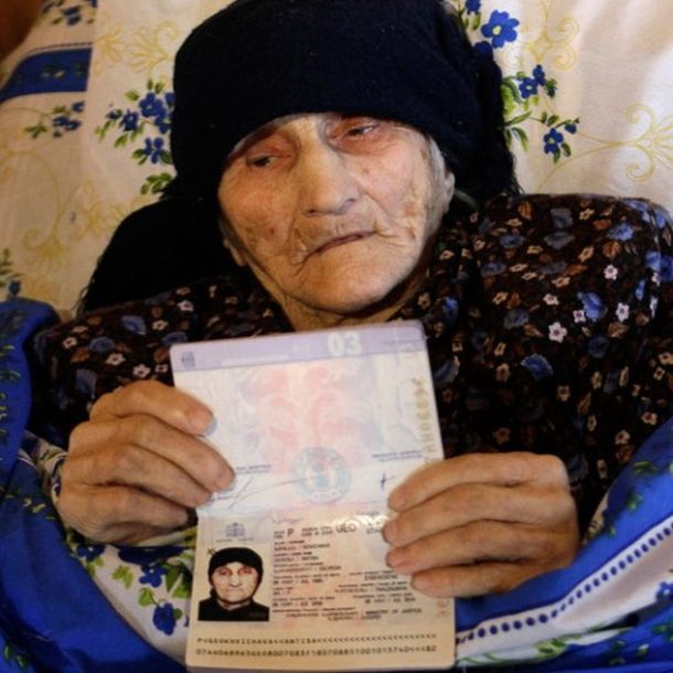 Antisa Khvichava mostraba su documento para certificar su edad